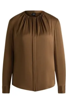 Blusa sin cuello regular fit en seda con elástico