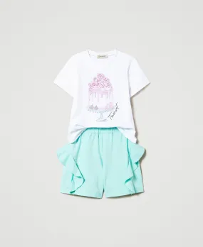 Camiseta estampada y shorts con volantes