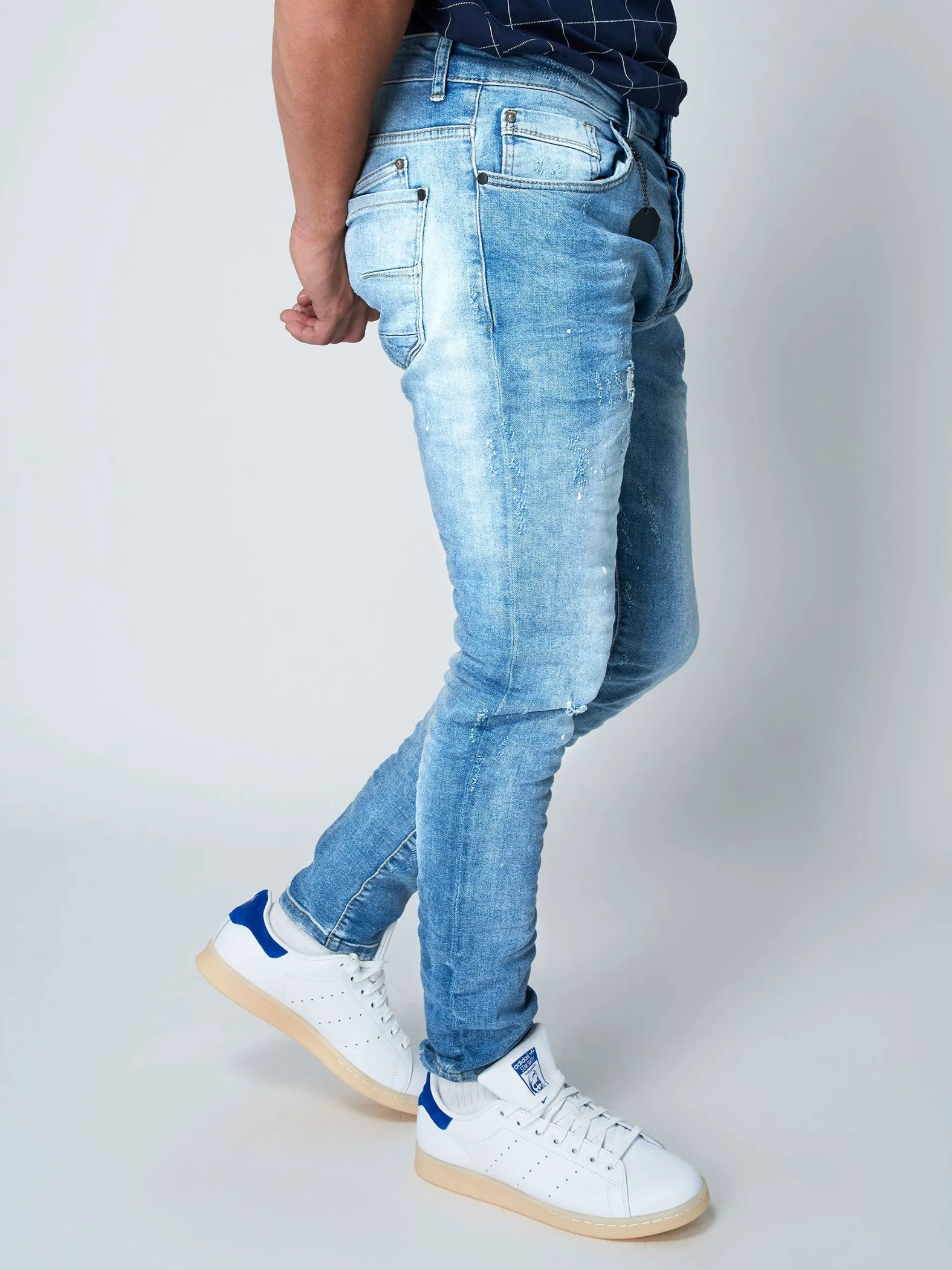 Jeans pitillo efecto desgastado azul claro lavado