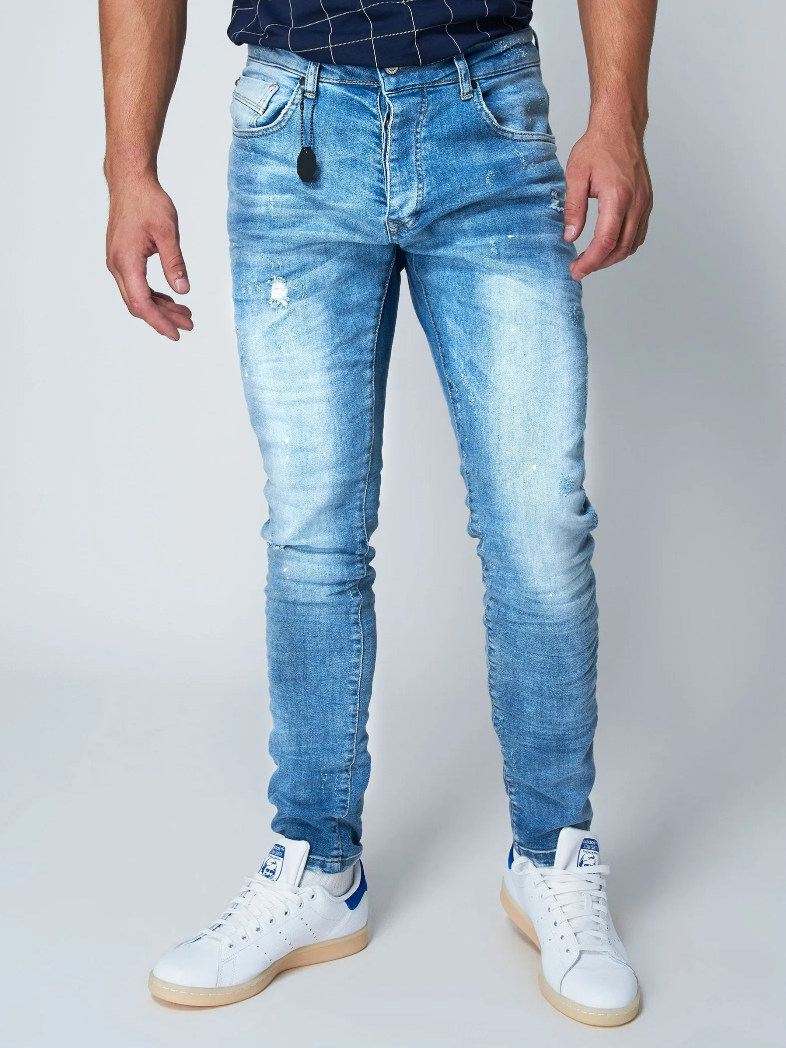 Jeans pitillo efecto desgastado azul claro lavado