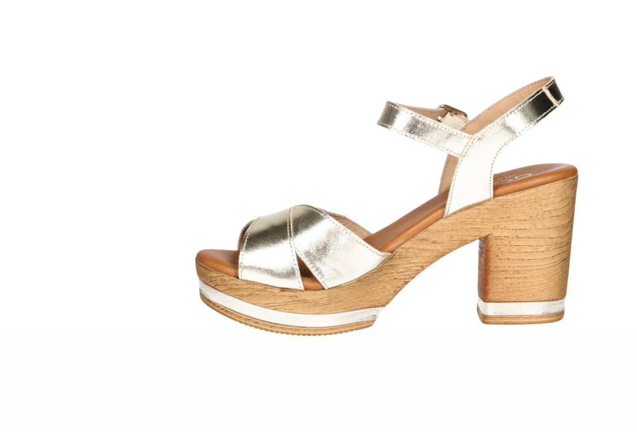 Sandalia Piel Champagne Tiras Cruzadas Con Pulsera Tacon Alto