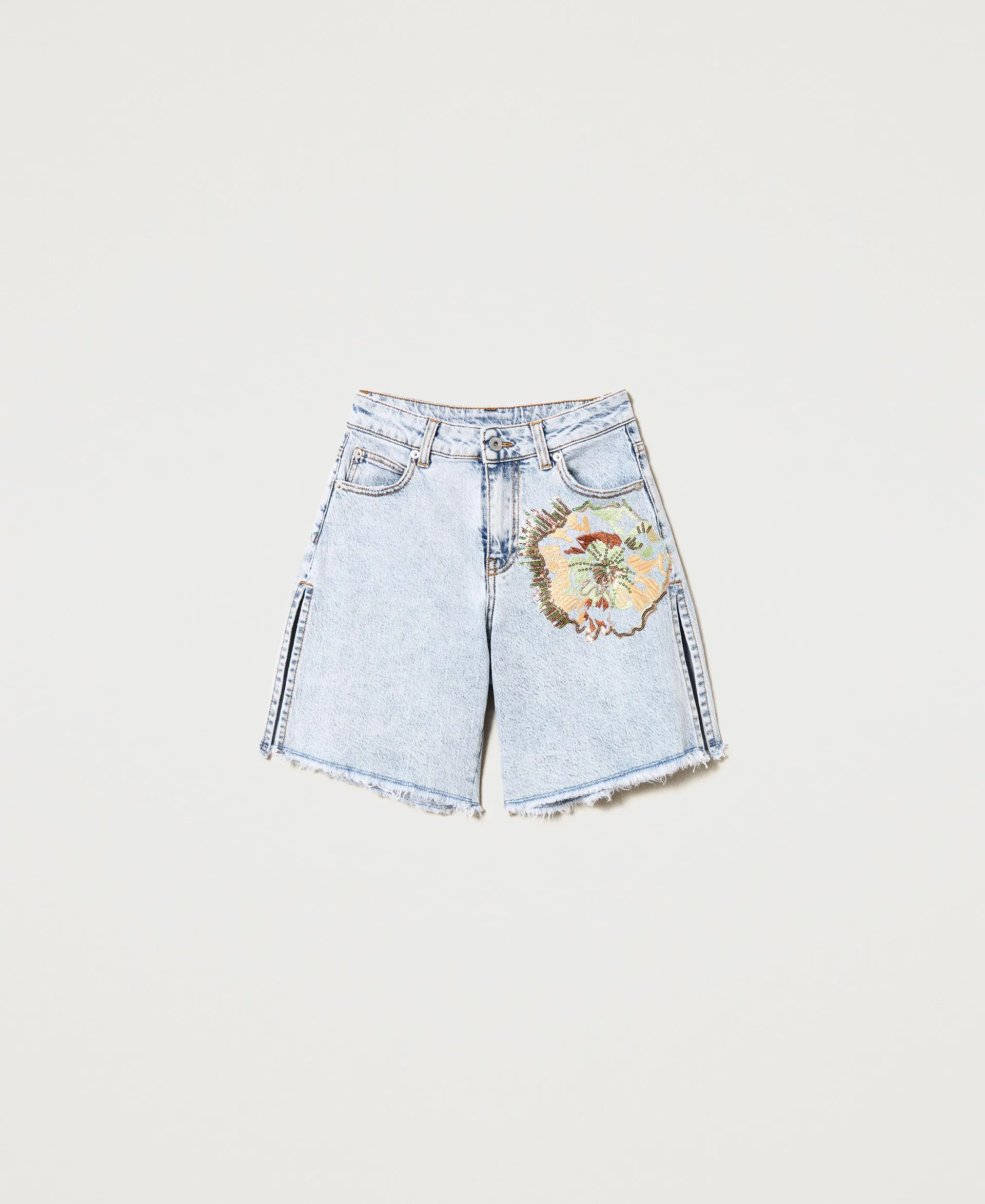 Shorts en denim con bordado