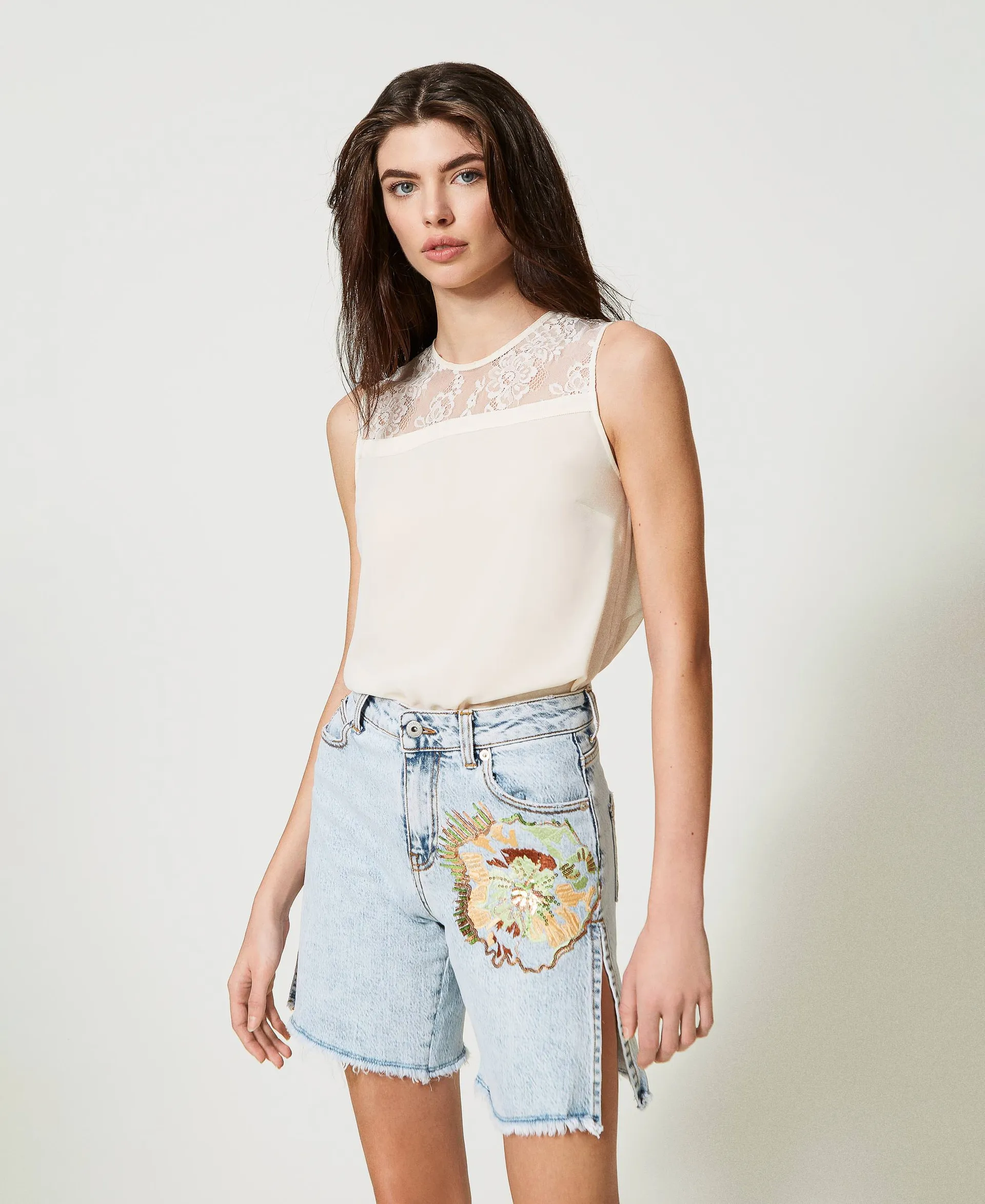 Shorts en denim con bordado