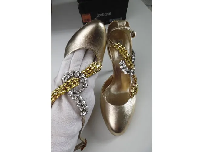 Tacones de cuero dorado Roberto Cavalli con adornos de serpiente adornados con cristal 