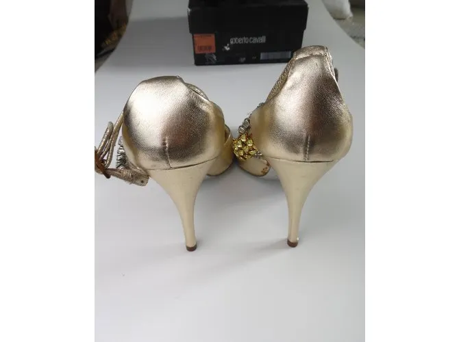 Tacones de cuero dorado Roberto Cavalli con adornos de serpiente adornados con cristal 